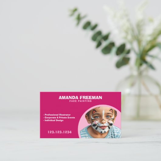 ピンクよくはしゃぐと白の顔画家 名刺 (スタンド正面)