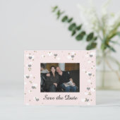 ピンクよくはしゃぐハート日付の保存 案内ポストカード (スタンド正面)