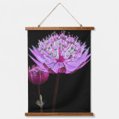 ピンクアストラアンティアフラワーオンブラックフローラ 吊り下げ型タペストリー (正面)