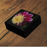 ピンクアネモネダリア開花フローラ ギフトボックス<br><div class="desc">深いのピンクのAnemone Dahlia開花の写真のイメージを特徴とするセラミックタイル付き木製のギフトボックスには、ジュエリーや他の小さなキープサケ淡い色のは、黄色の内側の花びら。あ素晴らしフローラデザイン!ギフトボックスのサイズと色を選択。</div>
