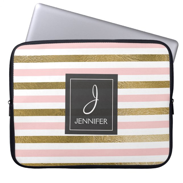 ピンクアンドゴールドフォイルストライプモノグラエレガントム ラップトップスリーブ (正面)