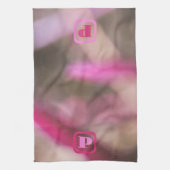 ピンクアンドタウペ迷彩柄抽象芸術シックモノグラムの キッチンタオル (縦)