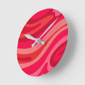 ピンクアートの赤パターン ラウンド壁時計 (傾斜)