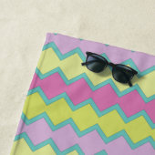 ピンクイエローアクアジオメトリックパターパーソナライズされたン ビーチタオル (インサイチュ)