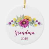 ピンクイエローデイジーフローラ新しいおばあちゃんフォトセラミック セラミックオーナメント (正面)