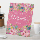 ピンクイエローフローラグリッター誕生日ようこそ名前 台座サイン (インサイチュ)