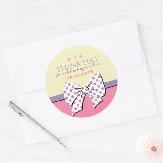 ピンクイエローリボンとボウ水玉模様シール ラウンドシール (封筒)