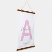 ピンクイニシャル名パーソナライズされた 吊り下げ型タペストリー (傾斜あり)