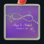 ピンクインフィニティシンボルサイン無限の愛きらめき メタルオーナメント<br><div class="desc">COLOR PALETTE:明るい赤紫色ピンクと紫、虹のtouch。デザイン収集：同じ名前の結婚式招待状セットに一致。春や冬の結婚式に最適で、その輝く光きらめくがインフィニティサインのモチーフでグラフィカルに作成された宝石を輝かせていモダンる。虹の光のきらめくが《写真》ぼけ味スタイルの背景を照らす。このセットは、カスタムウェディングデザイナーのオードリー・ジャンヌ・ロバーツによってグラフィカルにデザインされた。新郎新婦のイニシャルはモノグラムの、インフィニティのシンボルの内側に入り、その逆結婚の日付が表示される。インフィニティスタイリッシュタトゥーのトレンディーファッションのリング結婚は、トレンド招待状に完全に適合しスタイリッシュている。この結婚式招待状セットは、メッセージもし型枠を通し連絡て、いくつかの色の組み合わせで利用できる。</div>