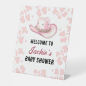 ピンクウェスタンロデオ女性のカーボーイベビーシャワーウェルカム 台座サイン (正面)