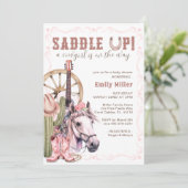 ピンクウェスタン女性のカーボーイベビーシャワーサドルアップカード 招待状 (スタンド正面)