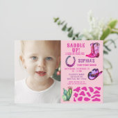 ピンクウェスタン女性のカーボーイロデオガールズフォト誕生日 招待状 (スタンド正面)