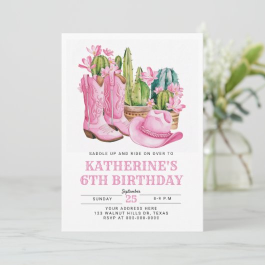 ピンクウェスト女性のカーボーイサボテン水カラー誕生日 招待状 (スタンド正面)