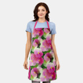 ピンクエレガントと白のインパティエンズフラワーパターン エプロン (着用した状態)
