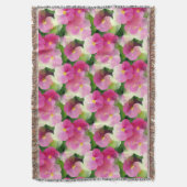 ピンクエレガントと白のインパティエンズフラワーパターン スローブランケット (正面縦)