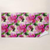 ピンクエレガントと白のインパティエンズフラワーパターン ビーチタオル (正面)