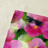 ピンクエレガントと白のインパティエンズフラワーパターン ビーチタオル (インサイチュ)