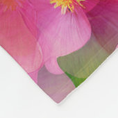 ピンクエレガントと白のインパティエンズフラワーパターン フリースブランケット (角)