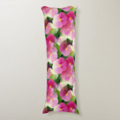 ピンクエレガントと白のインパティエンズフラワーパターン ボディピロー (正面縦)