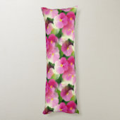 ピンクエレガントと白のインパティエンズフラワーパターン ボディピロー (裏面 (縦))