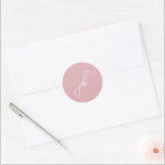 ピンクエレガントのスクリプ結婚トMonogram ラウンドシール<br><div class="desc">クラシックデザインと脚本フォントのモノグラムをフィーチャーしたエレガントなウェディングステッカー。</div>