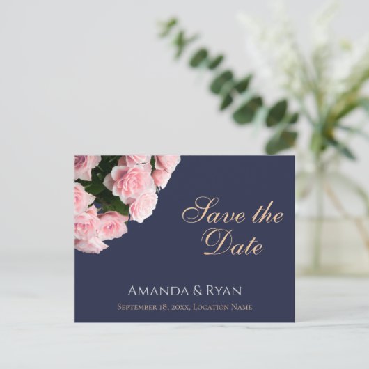 ピンクエレガントのローズブーケの結婚式の日付を保存 案内ポストカード (スタンド正面)