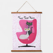 ピンクエレガントのヴィンテージチェアドットのアトミック猫 吊り下げ型タペストリー (正面)