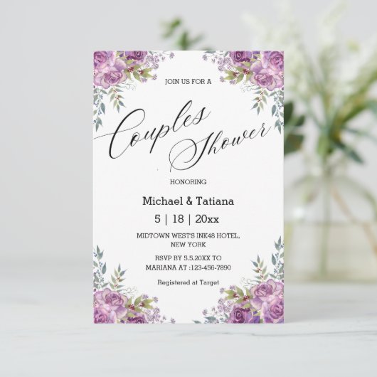 ピンクエレガントの紫のフローラのカップルがシャワーを浴結婚びる 招待状 (スタンド正面)