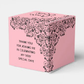 ピンクエレガントクインセアニラの黒い渦巻きと花 フェイバーボックス (裏面サイド)