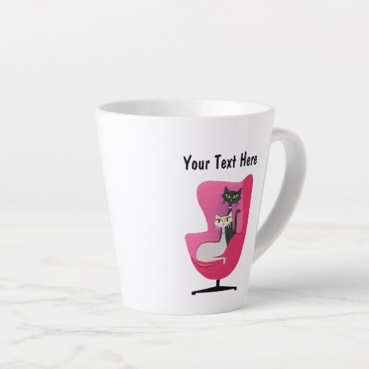 ピンクエレガントチェアに登場するミッドセンチュリーの2匹の猫 カフェラテマグ (右アングル)