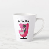 ピンクエレガントチェアに登場するミッドセンチュリーの2匹の猫 カフェラテマグ (右)