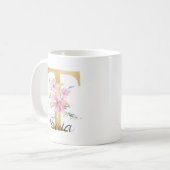 ピンクエレガントフローラ金ゴールド文字モノグラムT コーヒーマグカップ (正面左)
