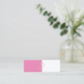 ピンクエレガントホワイトモノグラムテンプレートトレンディーラグジュアリー スキニー名刺 (スタンド正面)