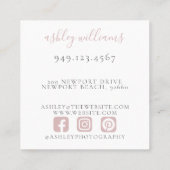 ピンクエレガントモノグラムフローラクレストプロフェッショナル スクエア名刺 (裏面)