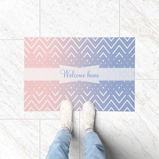 ピンクエレガントローズクォーツ青パステルシェブロン文字 ドアマット (室内)