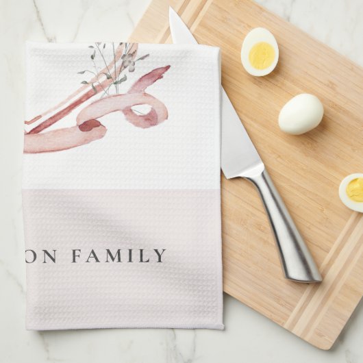 ピンクエレガントワイルドフラワーの水彩クレストモノグラム キッチンタオル (四つ折り)