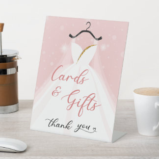 ピンクエレガント&金ゴールドのドレ結婚スカード&ギフト 台座サイン