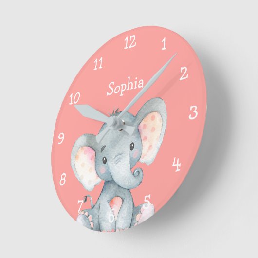 ピンクエレファントかわいい女の子の名パーソナライズされた前 ラウンド壁時計 (傾斜)