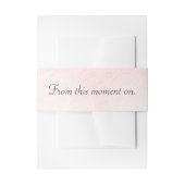 ピンクエンボス結婚と引用文 招待状ベリーバンド (正面例)