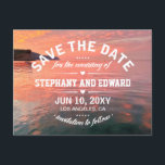 ピンクオレンジのサンセットシーセーブザデートワード 案内ポストカード<br><div class="desc">こカスタマイズの美しい絵はがきをのぞけば、日暮れのピンクとオレンジの美しい色が海に映ったオリジナル写真が描かれ、遠くには2人乗りの船があります。画像の上には、カスタイリッシュスタマイズ可能な白い文字が表示され、すべての情報が表示され、裏側には「私たちは結婚しています！そして、日付（ここの日付）を保存して、特別な日に共有できるようにしたい。フォーマル招待」 この言い回しは、自分の言葉で変更することもできます。表と裏のテンプレート情報は、必ず自分で変更してください。デザもしイナーに質問や要連絡求がある場合写真はスロベニアの美しいヨーロッパの海の町、イゾラで撮られた。</div>
