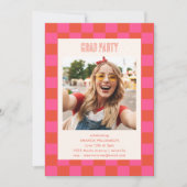 ピンクオレンジのチェッカーボード卒業パーティーの写真 招待状 (正面)