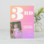 ピンクオレンジの3歳の誕生日招待状 女の子 写真入り 招待状 (スタンド正面)