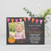 ピンクオレンジパンプキンチョークボードガールフォト誕生日 招待状 (スタンド正面)