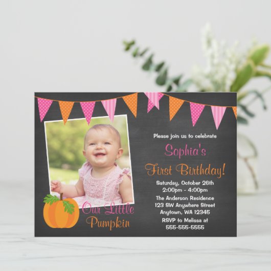 ピンクオレンジパンプキンチョークボードガールフォト誕生日 招待状 (スタンド正面)