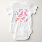ピンクオレンジ色の蝶パターン ベビーボディスーツ (裏面)
