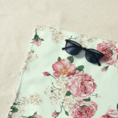 ピンクオングリーンヴィンテージフローラ ビーチタオル (インサイチュ)