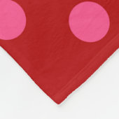 ピンクオンレッド水玉模様パターンデザイン フリースブランケット (角)