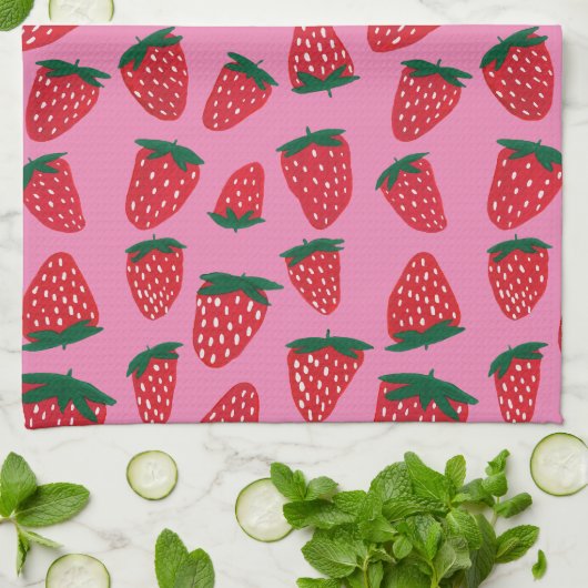 ピンクオーガニック色の背景に赤く染めた夏のイチゴ キッチンタオル (折り畳み)