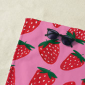 ピンクオーガニック色の背景に赤く染めた夏のイチゴ ビーチタオル (インサイチュ)