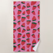 ピンクオーガニック色の背景に赤く染めた夏のイチゴ ビーチタオル (正面)